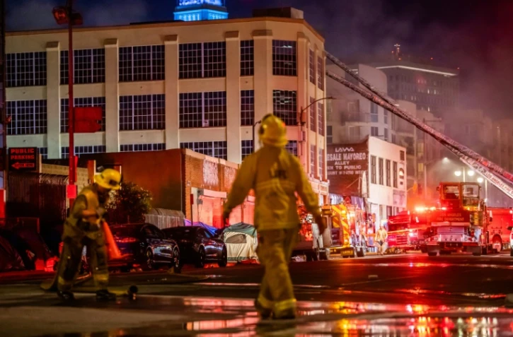 Des pompiers sur les lieux d'un incendie dans un centre commercial, le 16 mai 2020 à Los Angeles, en Californie