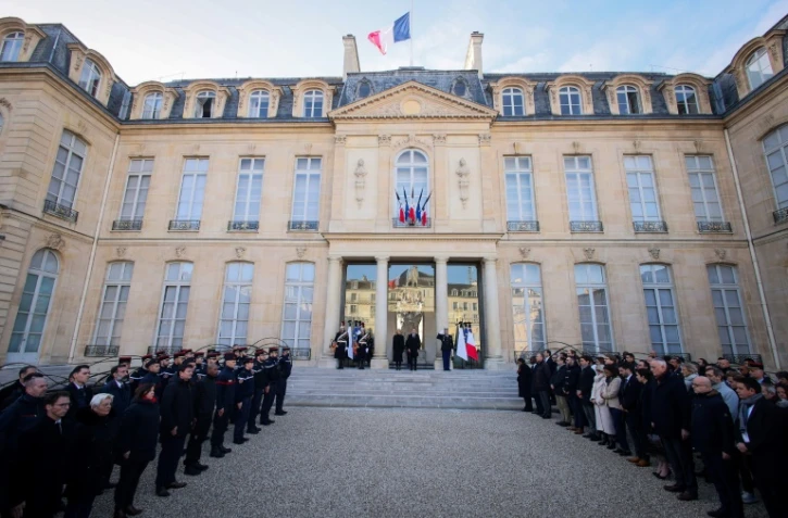 Drapeaux en berne à l'Elysée pour une minute de silence en solidarité avec Mayotte, ravagé par un cyclone, le 23 décembre 2024