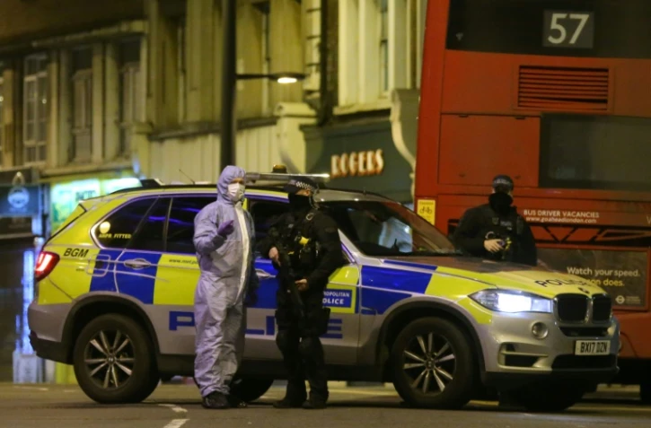 La police scientifique sur les lieux d'une attaque au couteau à Londres qui a fait trois blessés, le 2 février 2020
