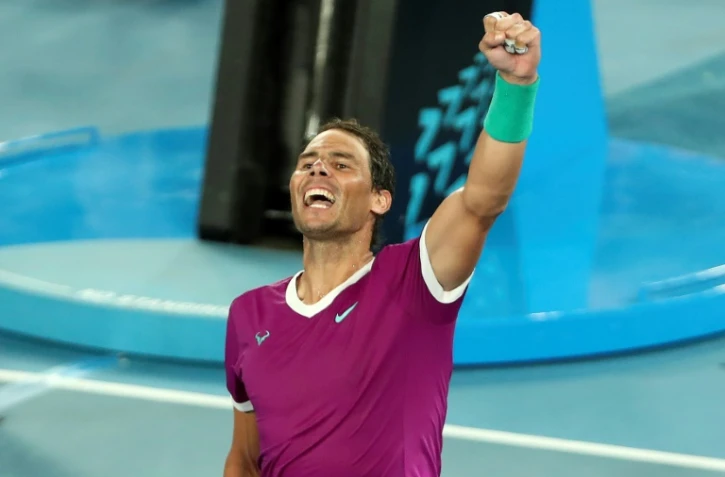 L'Espagnol Rafael Nadal célèbre sa victoire en demi-finale du simple messieurs contre l'Italien Matteo Berrettini à l'Open d'Australie, à Melbourne, le 28 janvier 2022.
