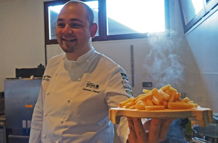 Le chef étoilé Laurent Lemal prépare un plat végétal dans son restaurent La Coopérative à Bélesta, dans le sud-ouest de la France, le 19 décembre 2016