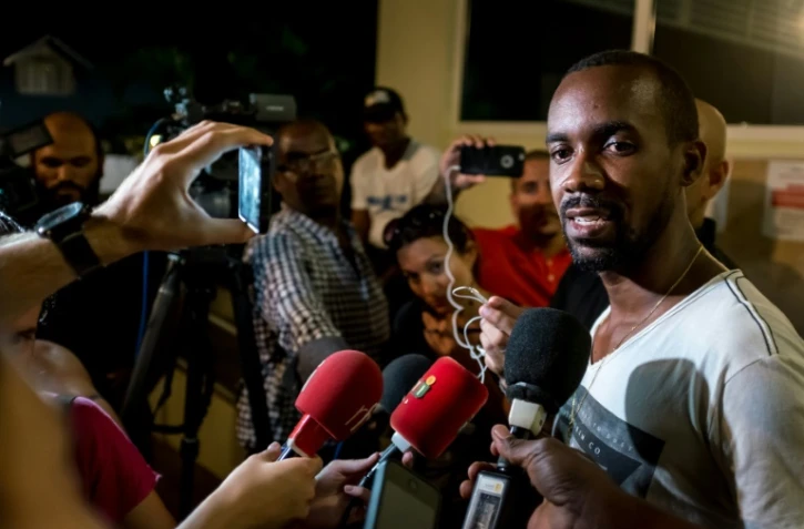 Le porte-parole du collectif "Pou la Gwiyann dékolé", Davy Rimane, devant des médias le 19 avril 2017 à Cayenne, en Guyane