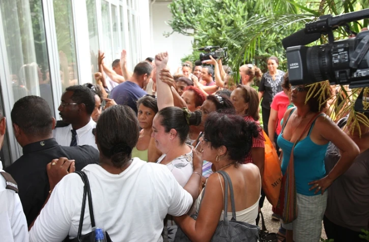 Mardi 29 décembre 2009 - Les anciens salariés de l'ARAST manifestent au conseil général