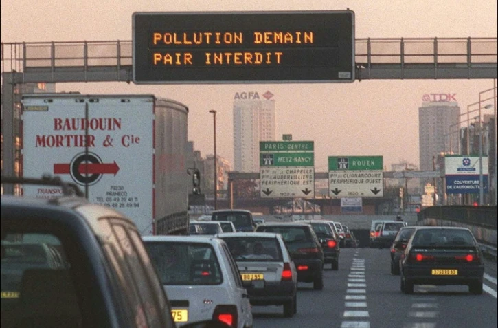 Pour le quatrième jour d'affilé, il est à nouveau demandé aux Franciliens samedi de 05H30 à minuit de réduire de 20 km/h la vitesse sur toutes les portions d'autoroute, voies rapides, routes nationales et départementales d'Île-de-France.