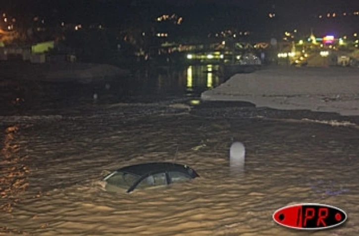 Archives- Voiture emportée par les eaux dans un radier submergé