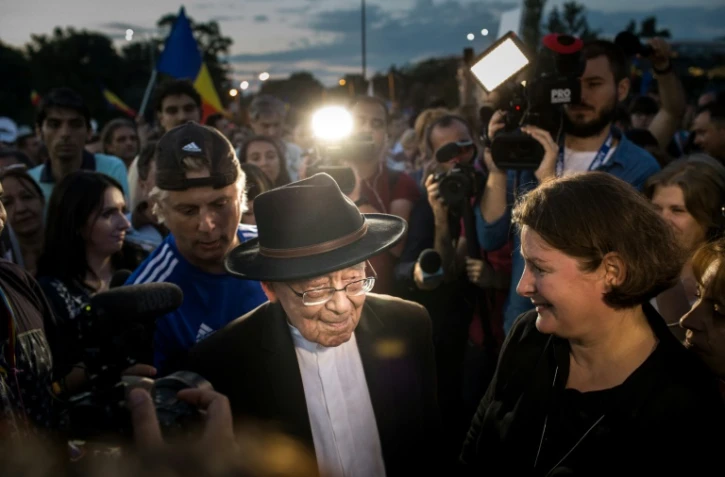 Le philosophe roumain Mihai Sora manifeste devant le bureau du Premier ministre Ă Bucarest, le 24 juin 2018