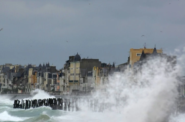 une vague frappe le sillon de Saint-Malo. Six départements de l'Ouest et du Nord-Ouest de la France ont été placés en vigilance orange pour vent violent annoncé à partir de dimanche soir