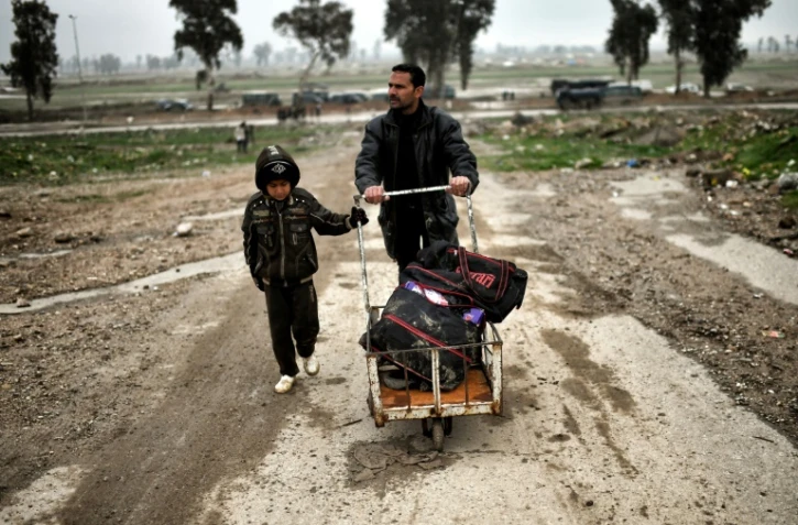 Samir Hamed, 39 ans et son fils de 12 ans, retournent à Mossoul, le 17 mars 2017