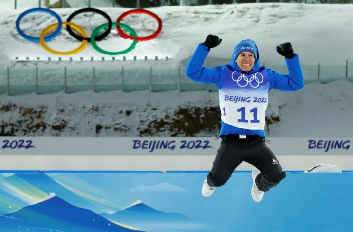 Quentin Fillon Maillet sur le podium de l'individuel de biathlon des Jeux olympiques, le 8 février 2022