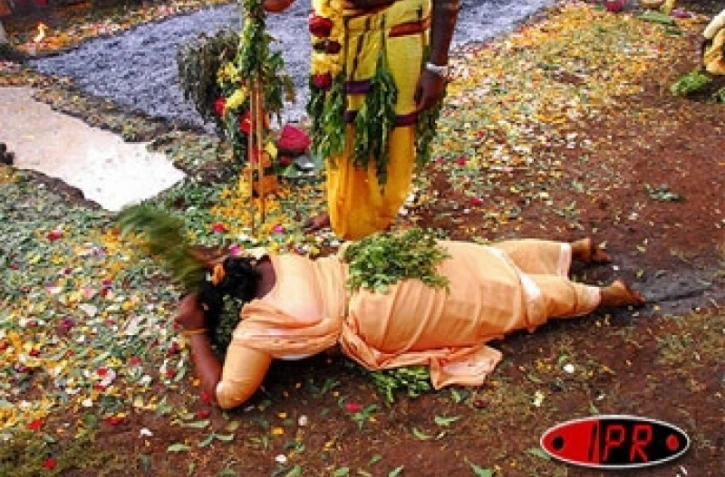 Archive - Marche sur le feu au temps Mariamen de Saint-Paul (Photo Luc Gigan)