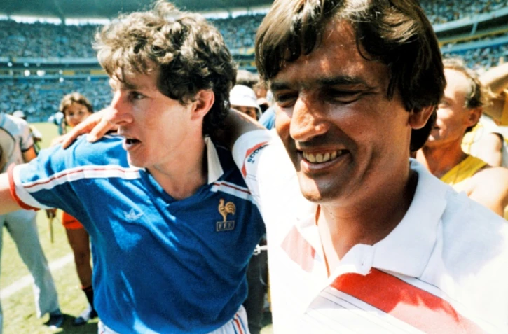 Henri Michel avec Luis Fernandez à l'issue de la victoire des Bleus sur le Brésil, lors du Mondial mexicain, le 21 juin 1986 à Guadalajara