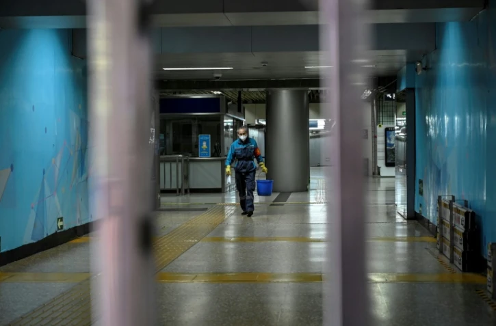 Une stations de métro du quartier d'affaires de Pékin, passablement désertée le 4 mai 2022 en raison de la politique zéro Covid