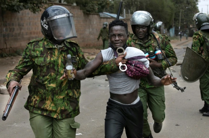 Un manifestant est appréhendé par des membres des forces de l'ordre lors d'une manifestation à Nairobi, le 19 juillet 2023