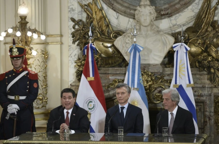 Les présidents du Paraguay Horacio Cartes (g), d'Argentine Mauricio Macri et d'Uruguay Tabaré Vazquez, le 4 octobre 2017 à Buenos Aires