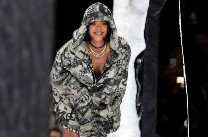 La chanteuse Rihanna salue après la présentation de sa collection pendant la Fashion Week de New York le 12 février 2016