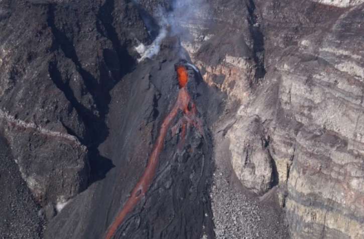 Mardi 5 janvier 2009 - Éruption dans le Dolomieu (Photo observatoire volcanologique)
