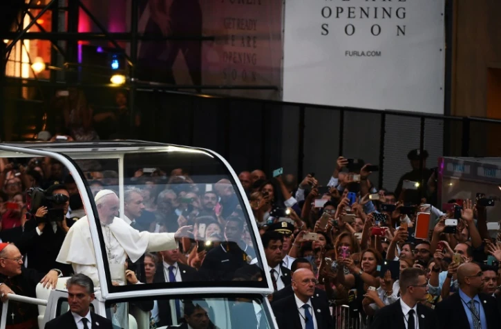 Le pape accclamé par des milliers de personnes à son arrivée en papamobile le 24 septembre 2015 à la cathédrale Saint Patrick à New York
