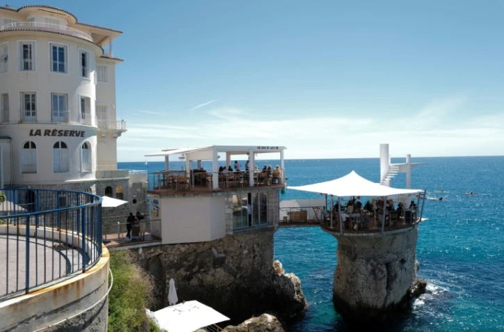 Des clients à la terrasse d'un restaurant à Nice, le 19 mai 2021 le jour de la réouverture des cafés et restaurants en France