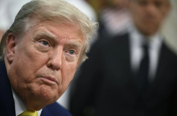 Le président américain Donald Trump s'adresse à la presse dans le bureau ovale de la Maison Blanche, à Washington, le 18 juin 2025