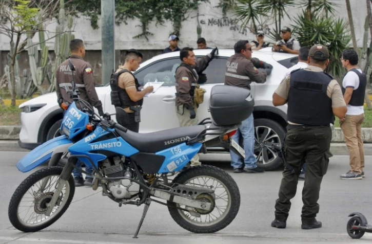 La police inspecte la voiture du procureur César Suarez, assassiné par balle le 17 janvier 2024 dans la ville équatorienne de Guayaquil