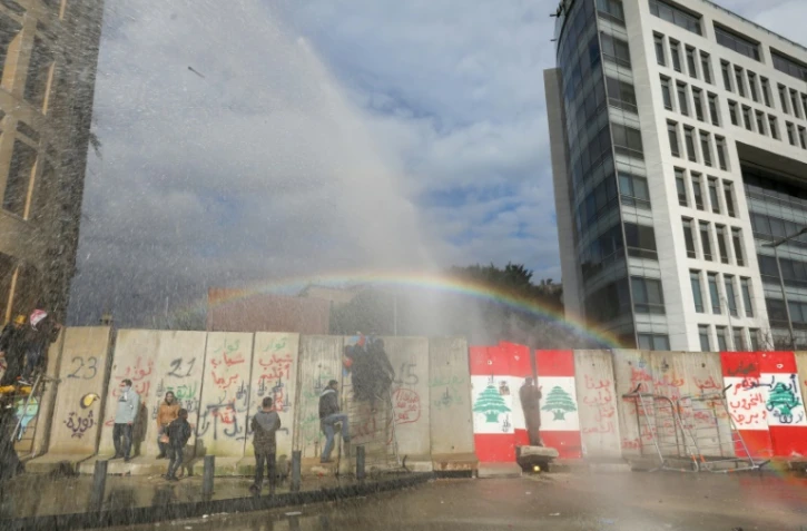 Les forces de sécurité utilisent des canons à eau contre des manifestants, le 11 février 2020 à Beyrouth, au Liban
