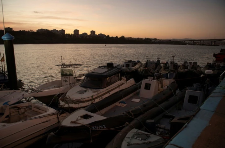 Des bateaux pneumatiques confisqués à des trafiquants de drogue par le service maritime espagnol Aduanas sont à quai à Algeciras, le 9 avril 2024 dans le sud de l'Espagne