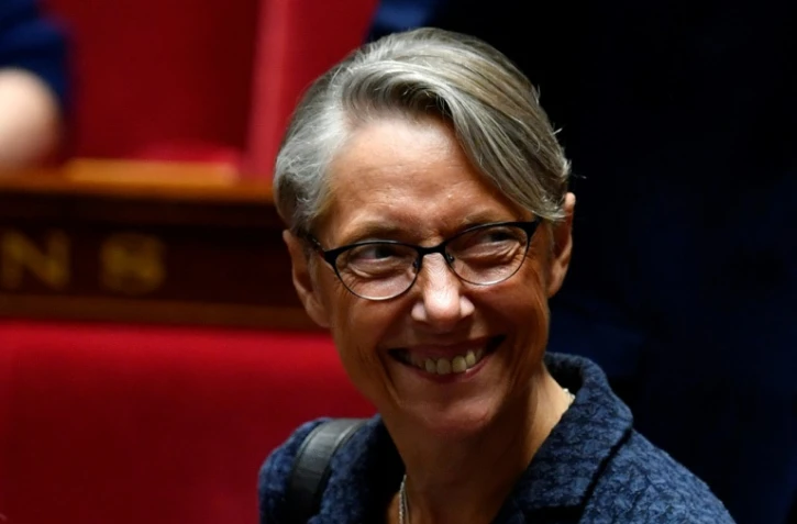 La ministre des Transports Elisabeth Borne sourit après l'adoption par les députés du projet de loi de réforme de la SNCF, à l'Assemblée nationale, le 17 avril 2018