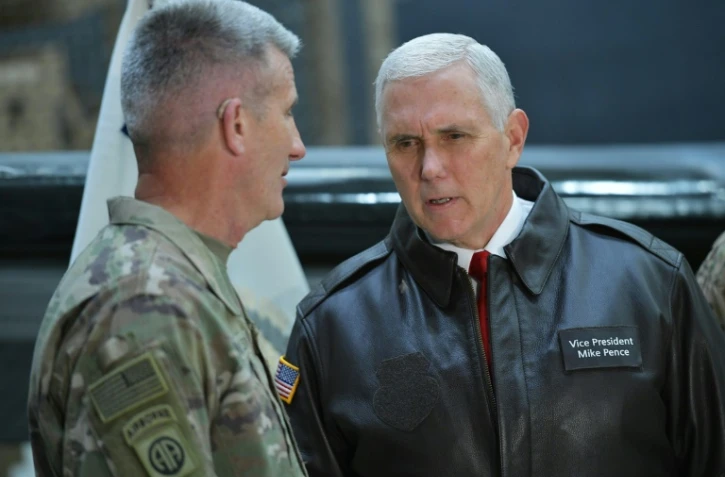 Le vice-président américain Mike Pence avec le général Nick Nicholson, commandant des forces américaines en Afghanistan à Bagram, le 21 décembre 2017