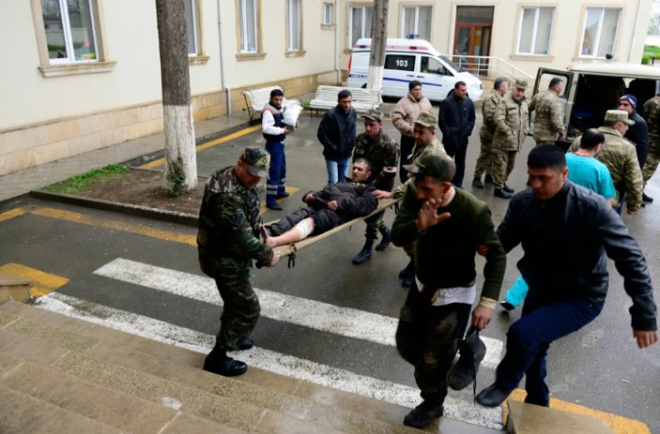 Des soldats azerbaïdjanais transportent un des leurs à l'hôpital dans la ville de Terter en Azerbaïdjan