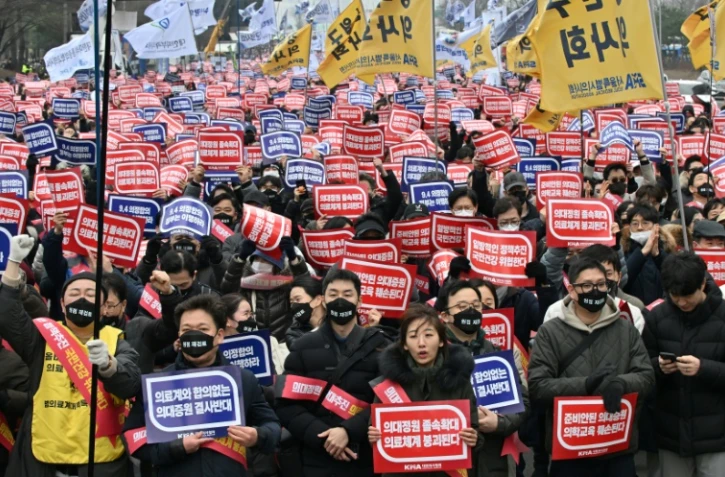 Des milliers de médecins sud-coréens manifestent à Séoul contre la volonté du gouvernement d'augmenter les admissions dans les facultés de médecine