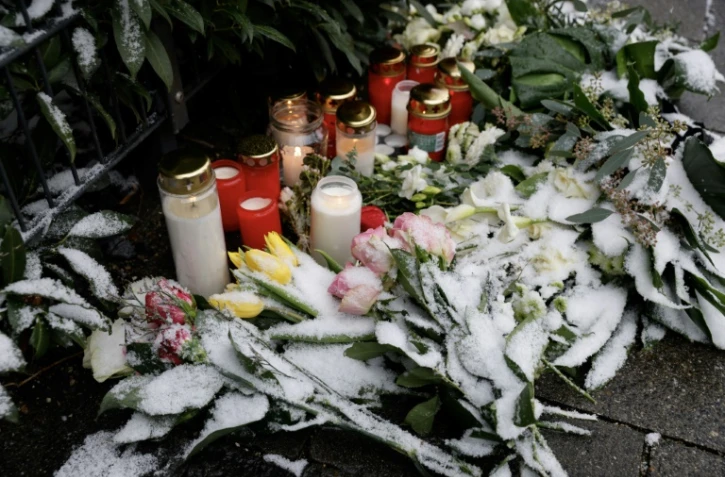 Des fleurs et des bougies déposées en hommage aux victimes d'un attentat à la voiture-bélier, le 13 février 2025 à Munich, dans le sud de l'Allemagne