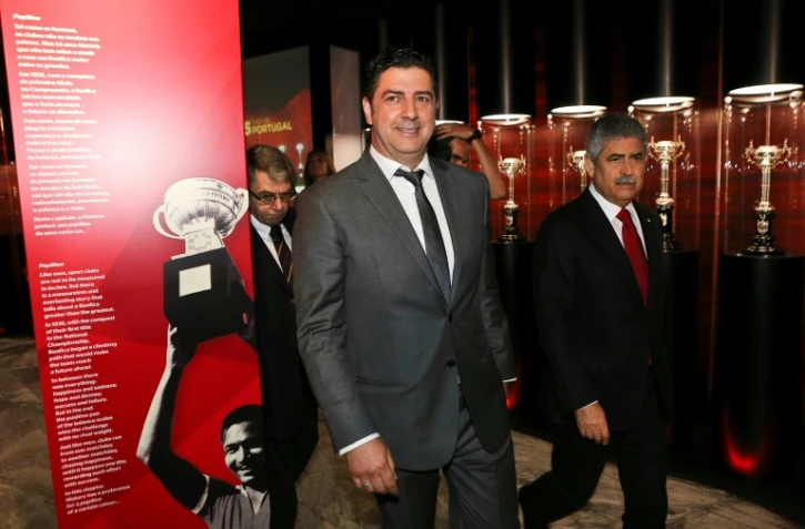 Le président du Benfica Lisbonne Luis Filipe Vieira (d) lors de la présentation de l'entraîneur Rui Vitoria le 15 juin 2015