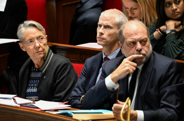 De gauche à droite: la Première ministre Elisabeth Borne, le ministre chargé des Relations avec le parlement Franck Riester et le ministre de la Justice Eric Dupond-Moretti, à l'Assemblée nationale le 12 décembre 2023