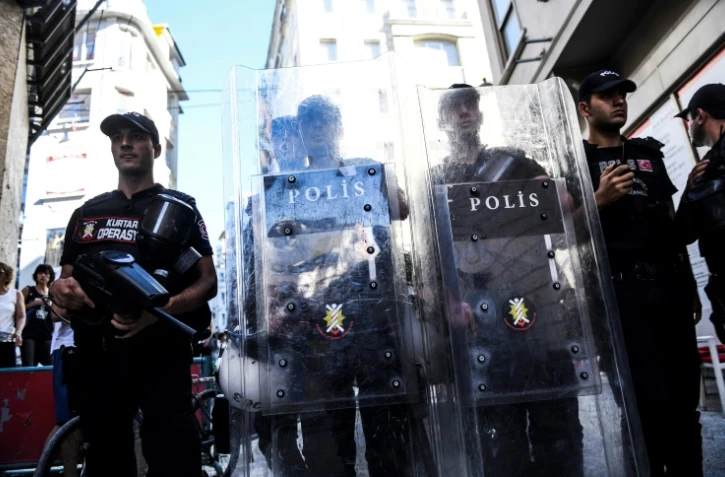 Des policiers turcs, le 25 juin 2017 à Istanbul