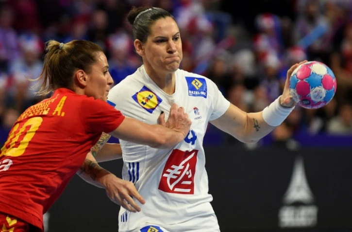 La Française Alexandra Lacrabère (d) à la lutte avec la Monténégrine Andela Bultatovic lors de l'Euro-2018 de handball dames, le 4 décembre 2018 à Nancy