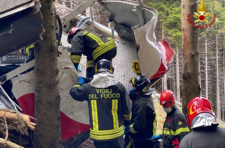 Photo du 23 mai 2021, publiée le 24 mai par les pompiers italiens, montrant les secouristes sur les lieux de l'accident de téléphérique à Stresa, dans le nord de l'Italie