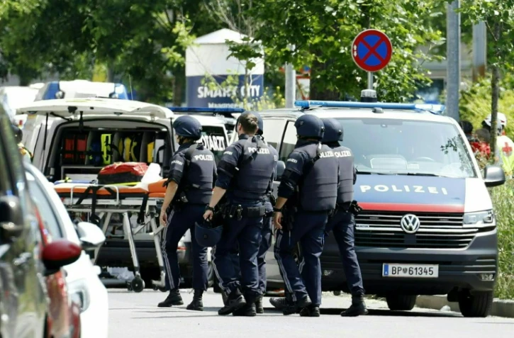 Des policiers dans une rue proche d’un lycée de Graz en l’Autriche où des tirs ont fait plusieurs morts le 10 juin 2025 selon les médias 