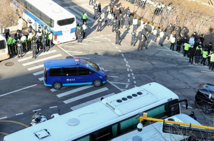 Un véhicule du ministère de la Justice transportant le président sud-coréen Yoon Suk Yeol arrive au tribunal central de Séoul, le 20 février 2025