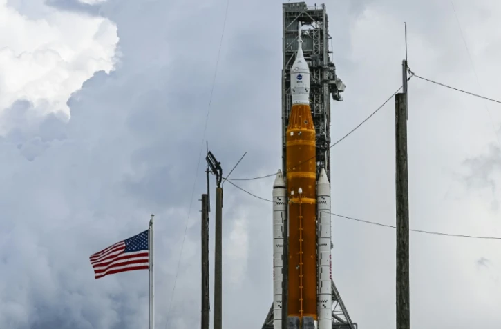La fusée SLS, haute de 98 mètres, sur le pas de tir 39B du centre spatial Kennedy le 2 septembre 2022, avant son décollage pour la mission non habitée Artémis 1