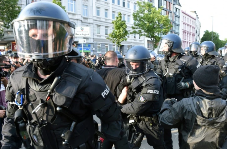 La police allemande arrête un manifestant, le 7 juillet 2017 à Hambourg en Allemagne en marge du G20