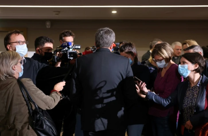 L'évêque catholique Eric de Moulins-Beaufort (C), président de la Conférence des évêques de France (CEF), s'adresse à la presse lors de la publication du rapport d'une commission indépendante sur les abus sexuels commis par des responsables ecclésiastiques (Ciase), le 5 octobre 2021, à Paris