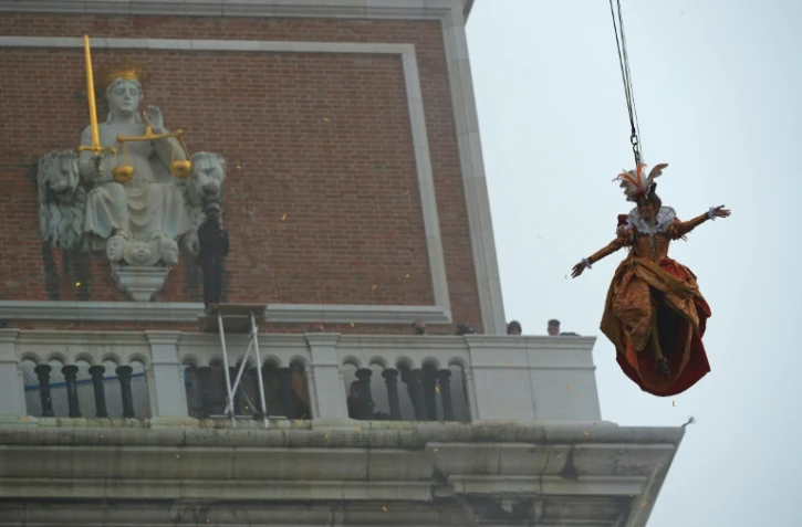 L'Italienne Irene Rizzi effectue le saut de l'ange marquant le lancement du carnaval de Venise, le 31 janvier 2016