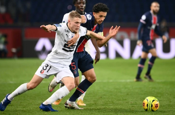 Le capitaine et défenseur brésilien du Paris Saint-Germain, Marquinhos (d), aux prises avec le défenseur rennais, Adrien Truffert, lors de leur match de L1, le 7 novembre 2020 au Parc des Princes