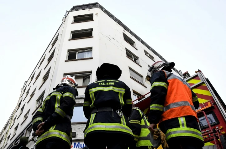 Les pompiers devant l'immeuble sinistré à Strasbourg, le 27 février 2020