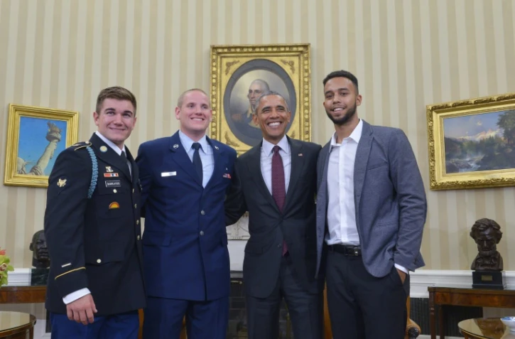 Le président Barack Obama reçoit le 17 septembre 2015 à la Maison Blanche les trois héros Anthony Sadler (d), Alek Skarlatos (g) et Spencer Stone (2eg) étaient intervenus pour désarmer un homme armé dans un Thalys Amsterdam-Paris