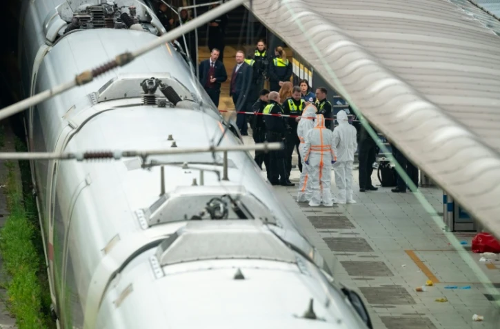 Des membres de la police scientifique et des policiers sur un quai de la gare centrale de Hambourg, où 18 personnes ont été blessées lors d'une attaque au couteau, le 23 mai 2025 en Allemagne