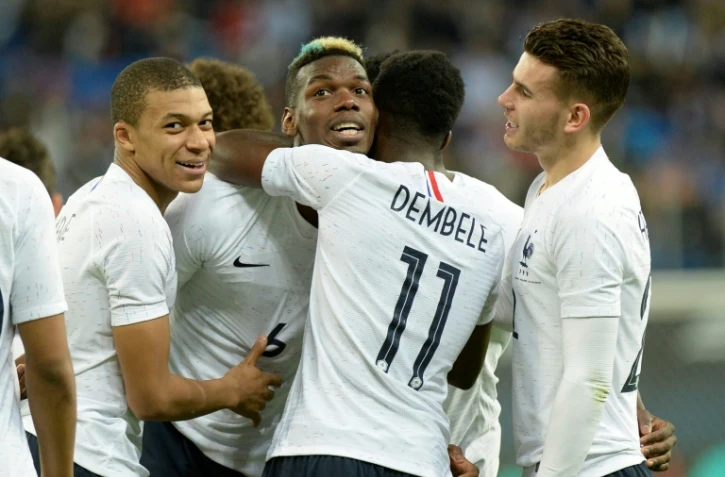 Le milieu de l'équipe de France, Paul Pogba (c), buteur, félicité par Ousmane Dembélé en amical face aux Russes, à Saint-Pétersbourg, le 27 mars 2018