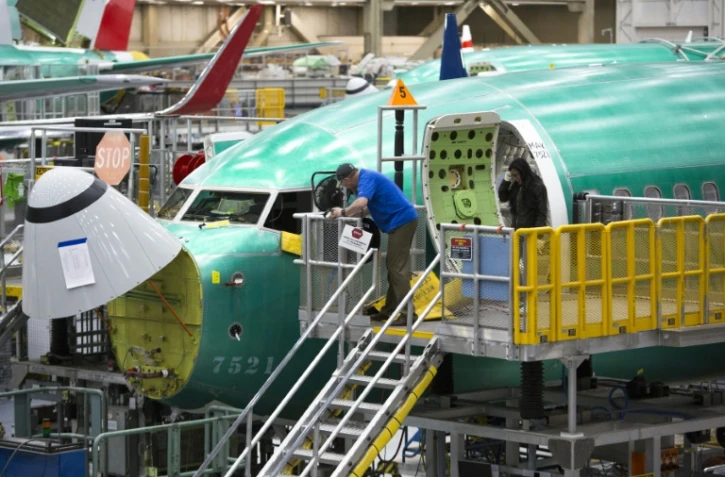 Des ouvriers travaillent sur un Boeing 737 MAX dans l'usine de l'avionneur américain à Renton dans le nord-ouest des Etats-Unis, le 27 mars 2019