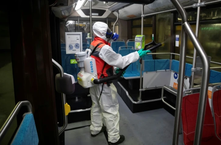 Un salarié d'une entreprise de nettoyage désinfecte un bus de la RATP, à Paris le 5 mai 2020