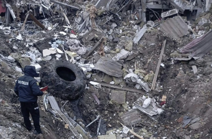 Photo diffusée par la police nationale ukrainienne, le 6 février 2024, du site d'une attaque de missile russe à Zolotchiv, dans la région de Kharkiv, en Ukraine